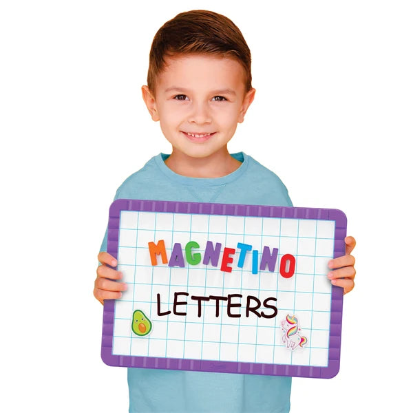 Enfant tenant le tableau magnétique avec le mot Magnetino en lettres colorées