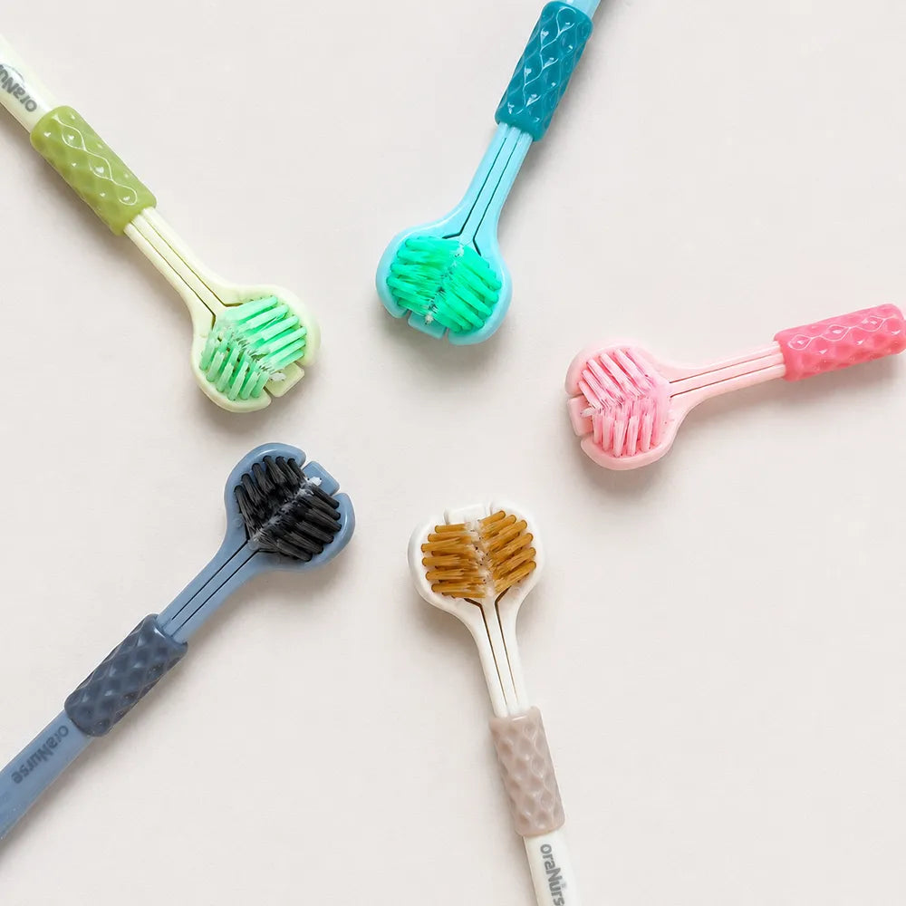 Cinq brosses à dents à trois têtes Oranurse de différents coloris