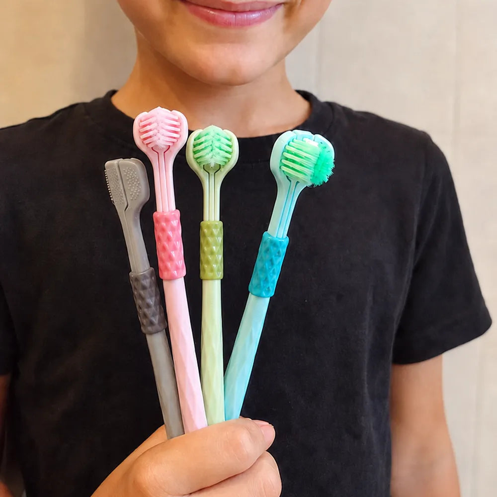 Enfant tenant quatre brosses à dents à trois têtes Oranurse de différents coloris