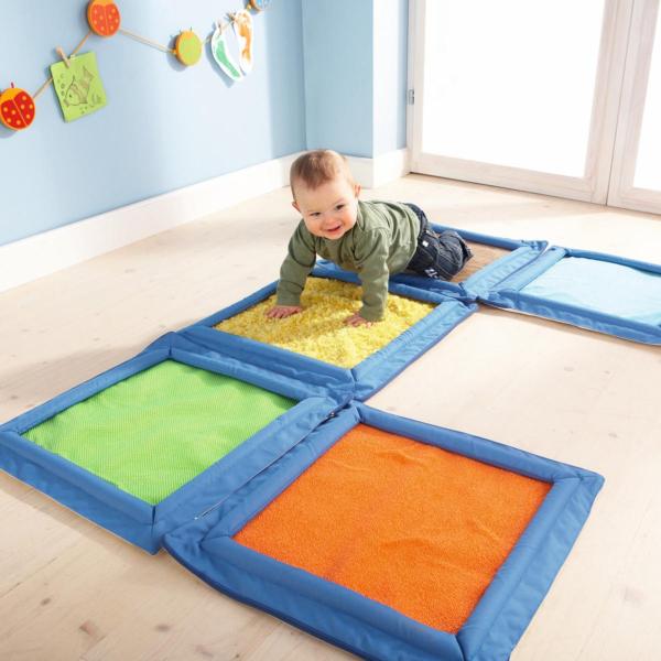 Parcours sensoriel de plaques tactiles géantes