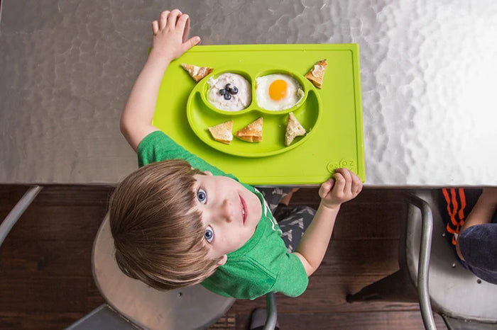 enfant devant une assiette compartimentée