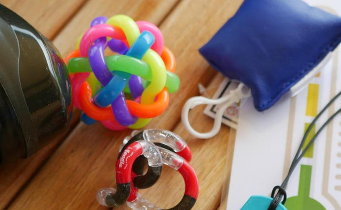 ensemble de fidgets sur une table