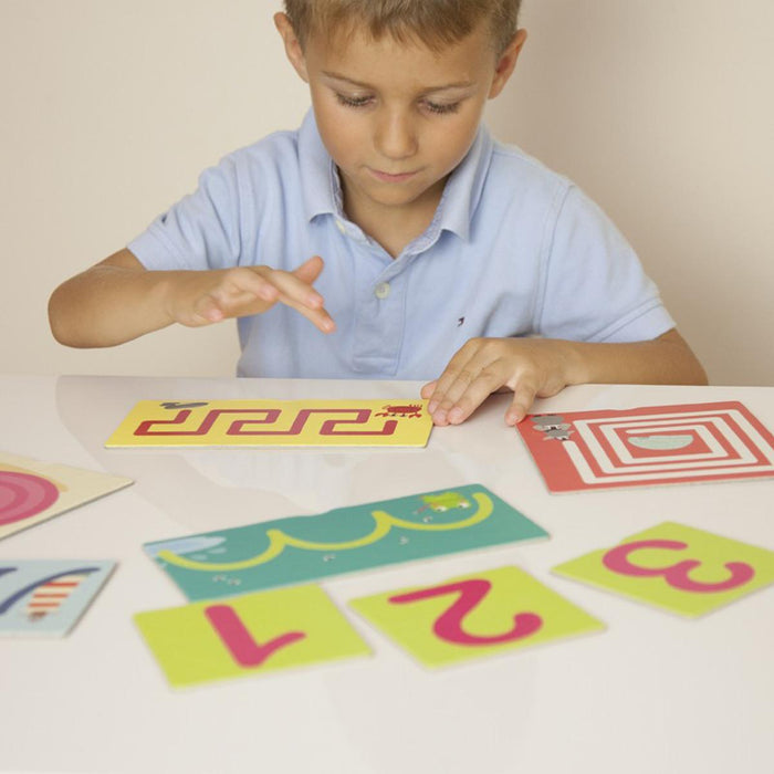 enfant qui se concentre sur un jeu