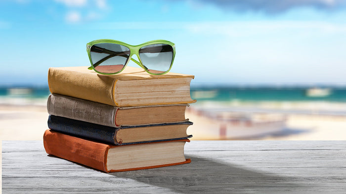 lunettes de soleil et livres en vacances