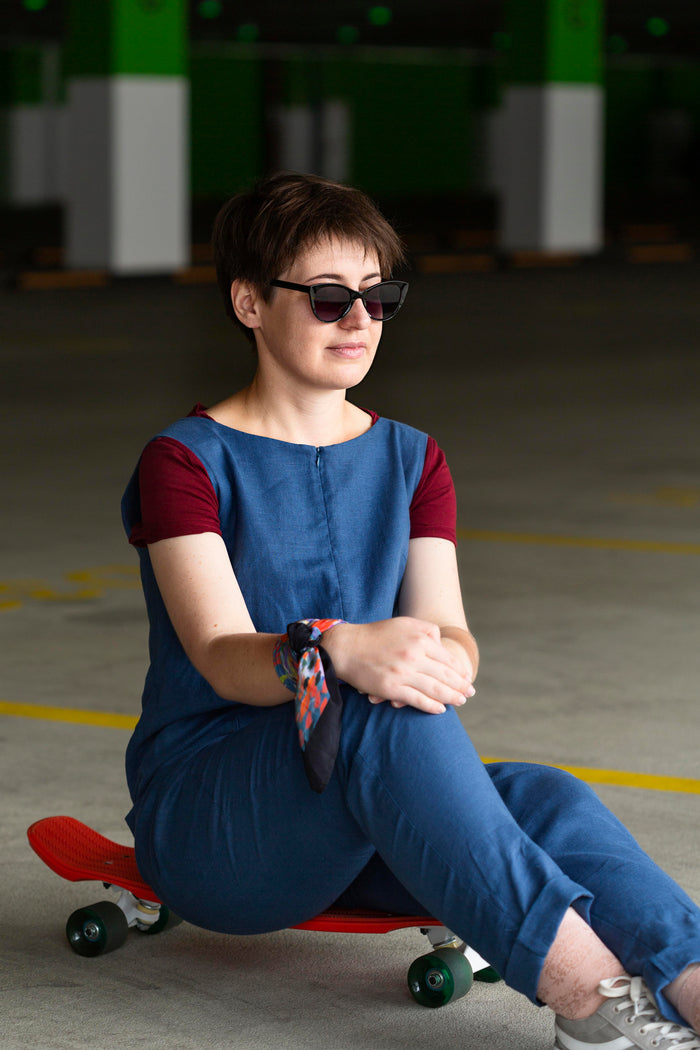personne assise sur un skateboard