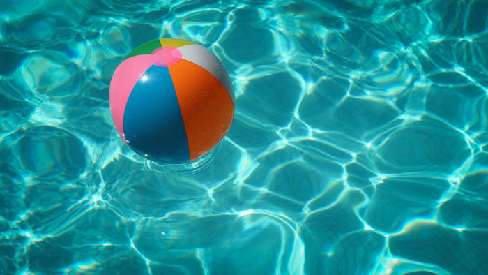 ballon flottant dans l'eau