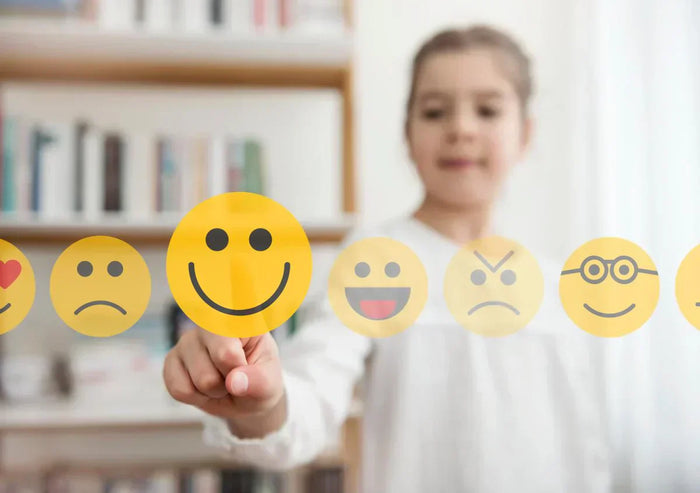 enfant qui pointe une émotion sur une surface vitrée
