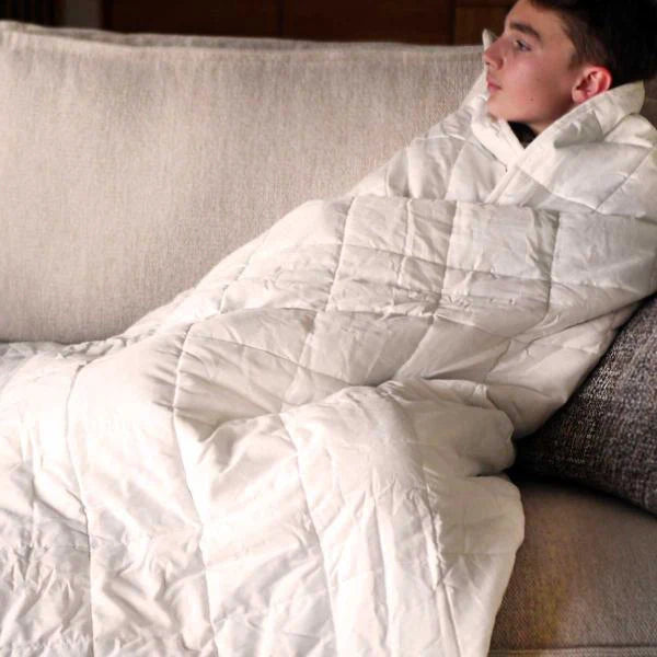 adolescent enveloppé dans une couverture lestée