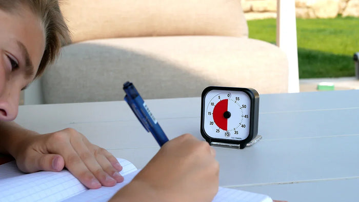 Un ado fait ses devoirs à l'aide d'un time timer