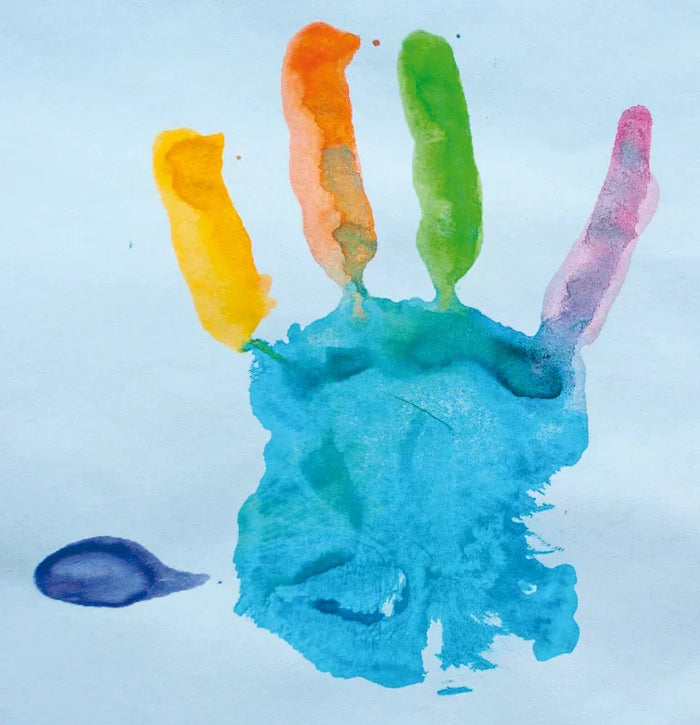 Empreinte de main colorée – exploration sensorielle et créativité chez l’enfant avec autisme ou TND