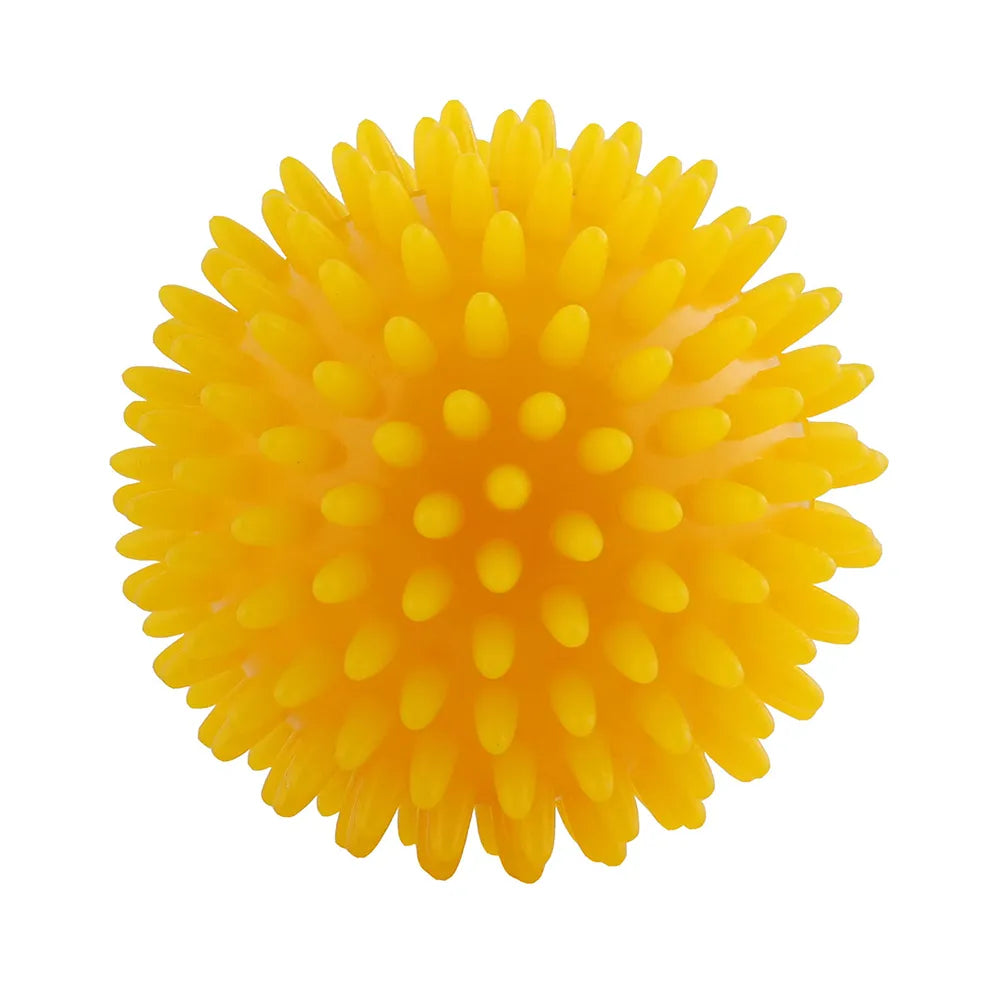 Petite balle sensorielle jaune de 8 cm à picots souples.