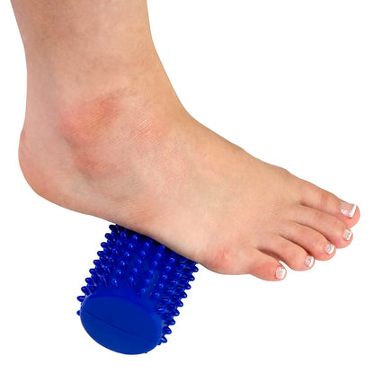 Massage de la voûte plantaire avec un rouleau bleu à picots.
