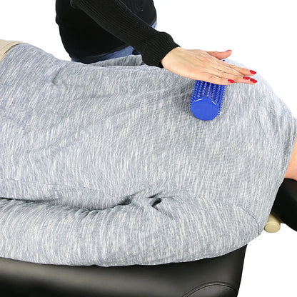 Massage du dos avec un rouleau bleu à picots.