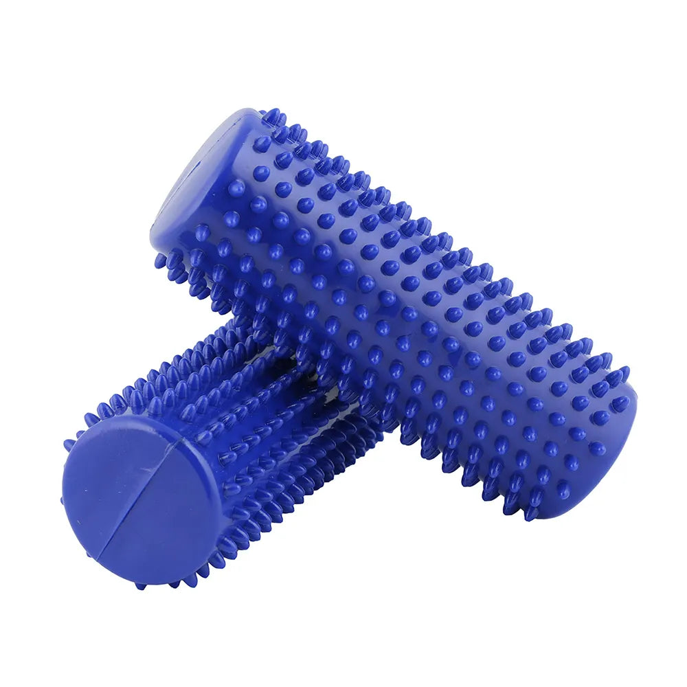 Deux rouleaux de massage bleus à picots.