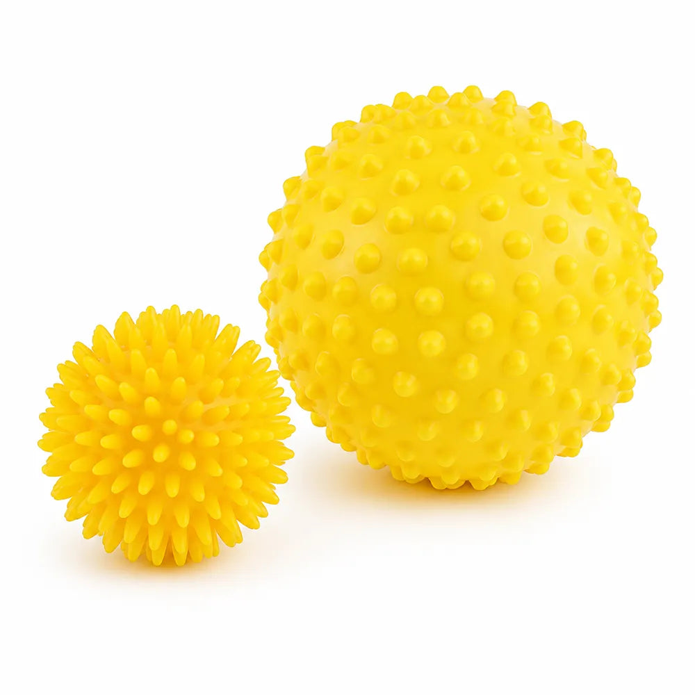 Deux balles sensorielles jaunes à picots de 8 et 15 cm.