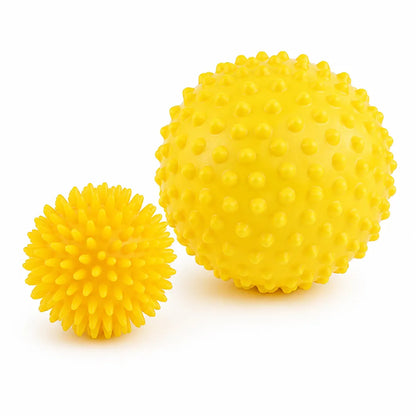Deux balles sensorielles jaunes à picots de 8 et 15 cm.