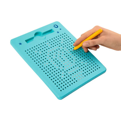 Main dessinant sur une ardoise magnétique à billes turquoise avec un stylet jaune