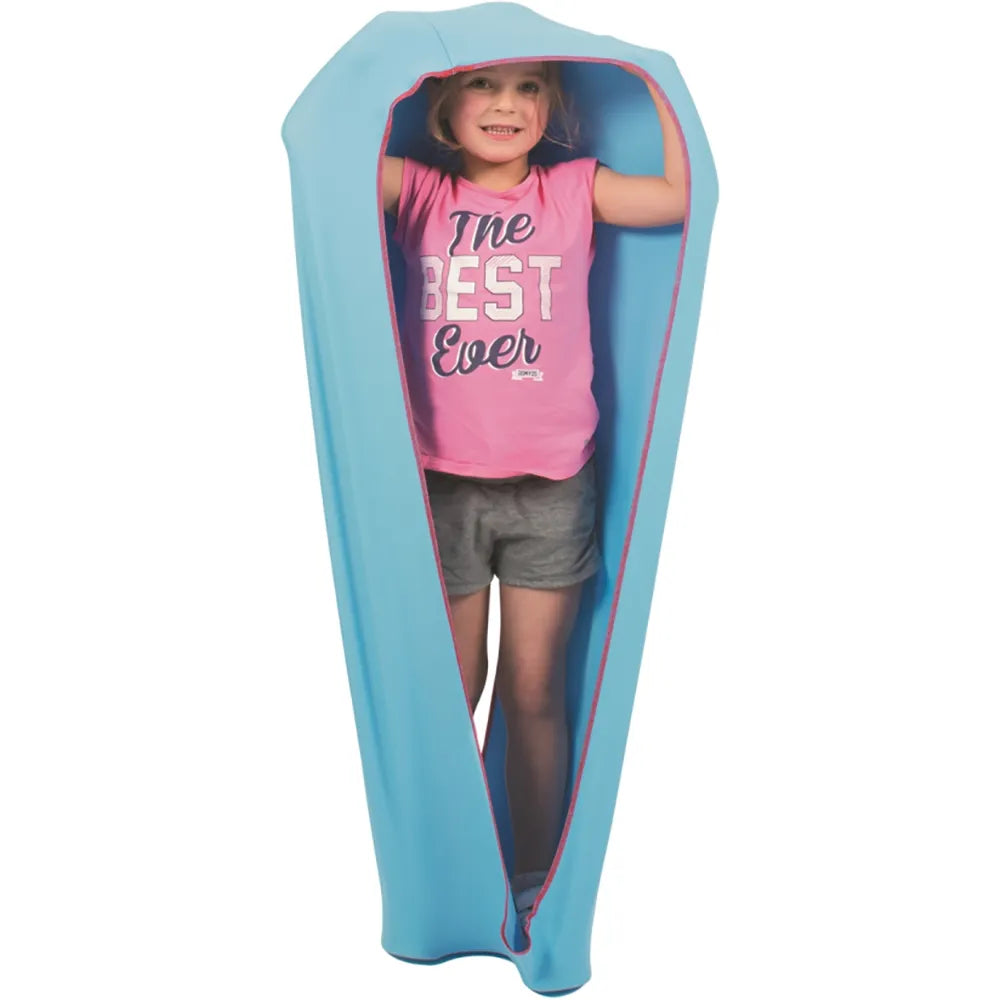 Enfant debout à l’intérieur du Stretch-eze bleu, une bande élastique de stimulation sensorielle