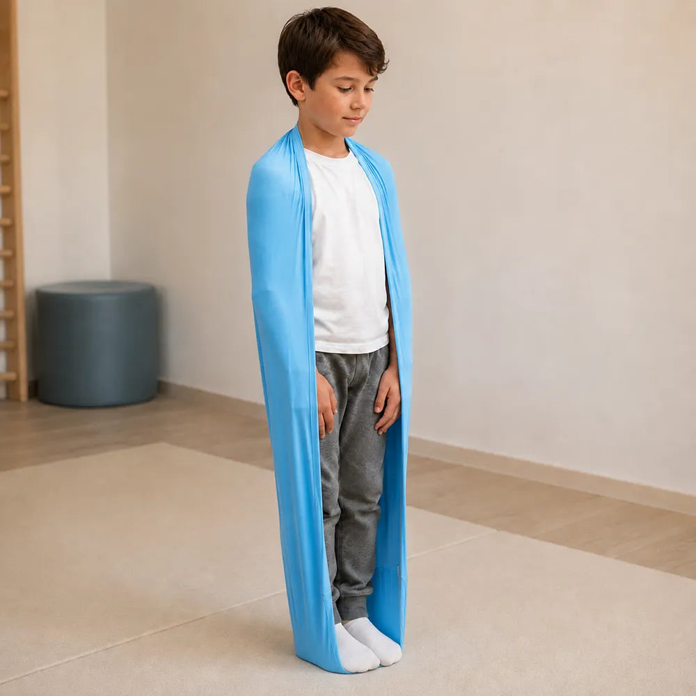 Enfant debout dans un Stretch-eze bleu pour ressentir une pression enveloppante
