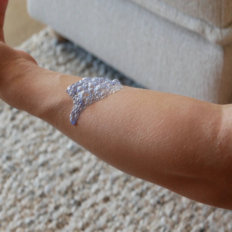 Gel multisensoriel violet Happy Senso Artist appliqué sur le bras