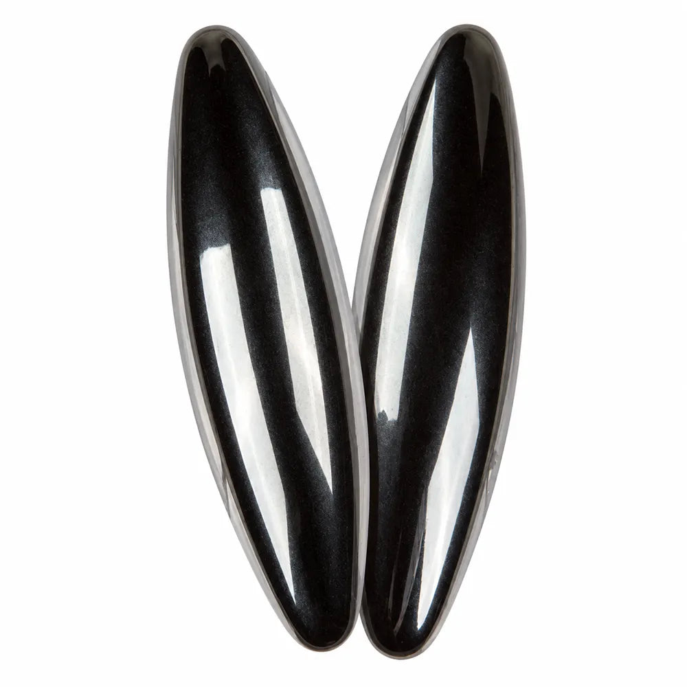 Deux pierres aimantées noires, lisses et brillantes, de forme allongée