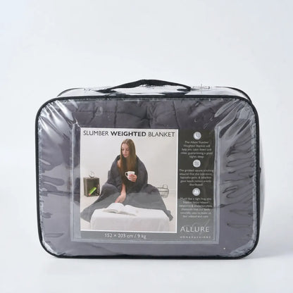 Couverture lestée Slumber gris anthracite de 9 kg, 152 × 203 cm, dans son sac de transport.