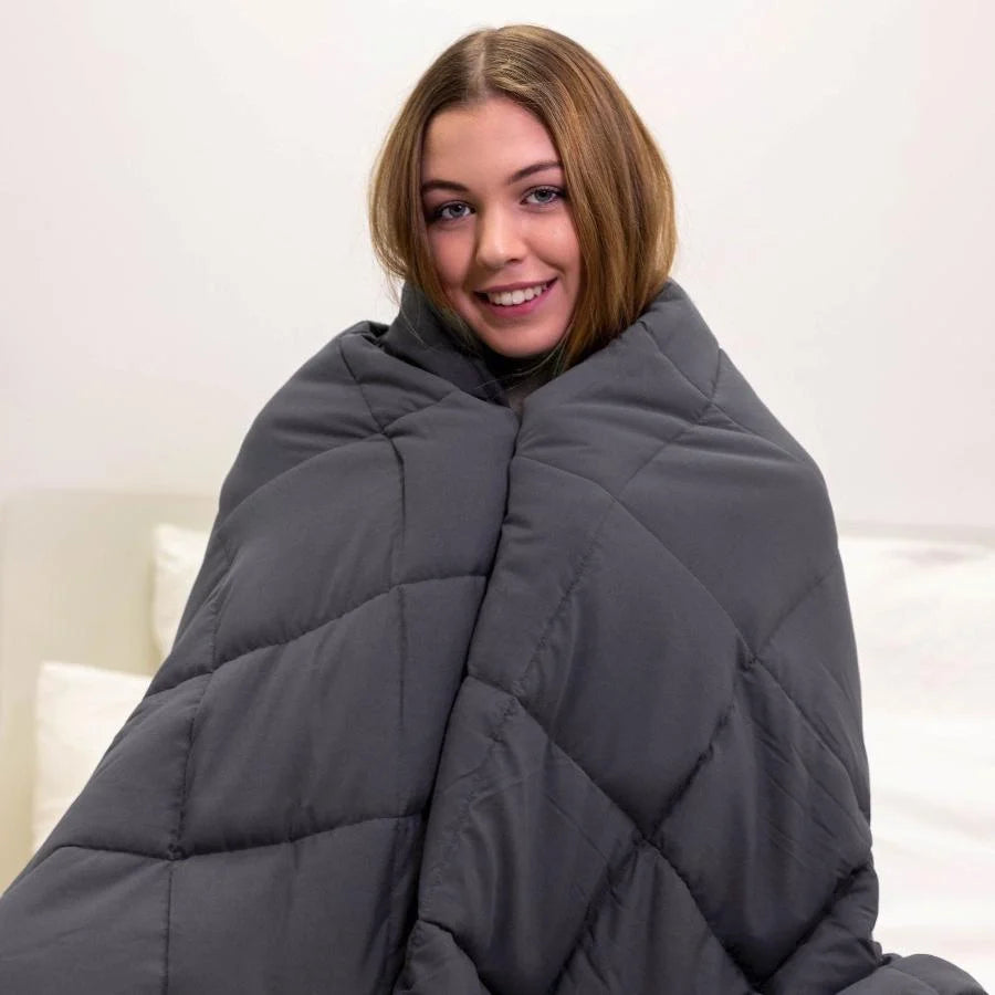 Personne enveloppée dans la couverture lestée Slumber gris anthracite.