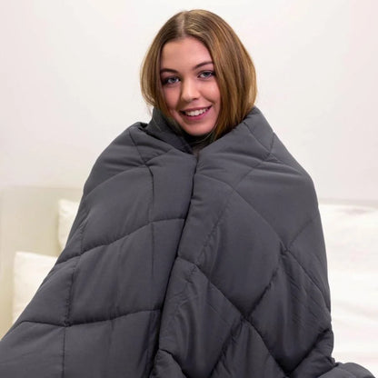 Personne enveloppée dans la couverture lestée Slumber gris anthracite.