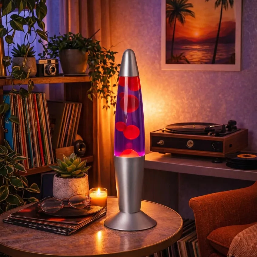 Lampe à lave rouge et violette allumée dans une ambiance chaleureuse et relaxante