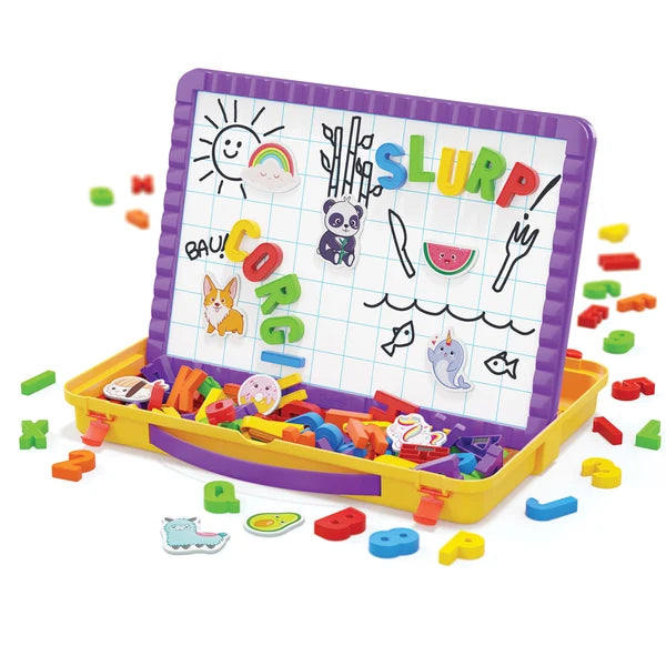 Valise ouverte avec tableau magnétique incliné et lettres colorées disposées autour