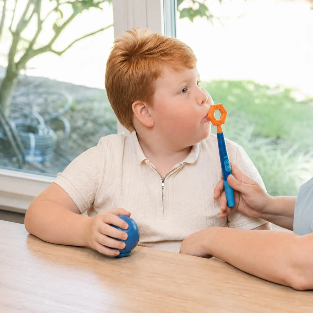 Utilisation de l’embout hexagonal orange pour Z‑Vibe lors d’une stimulation autour de la bouche chez un enfant.