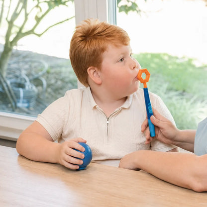 Utilisation de l’embout hexagonal orange pour Z‑Vibe lors d’une stimulation autour de la bouche chez un enfant.