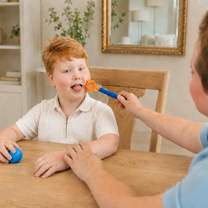 Utilisation de l’embout hexagonal orange pour Z‑Vibe lors d’une stimulation de la langue chez un enfant.