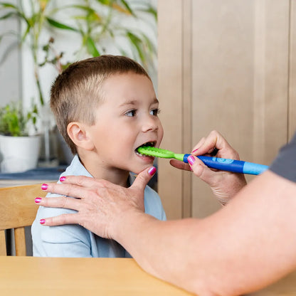 Utilisation de l’embout ARK ovale vert sur un Z‑Vibe pour travailler la mastication chez un enfant.