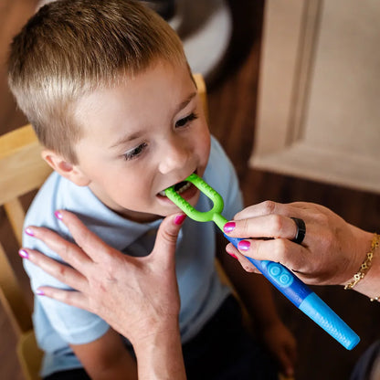Utilisation de l’embout ARK ovale vert sur un Z‑Vibe pour travailler la mastication et la fermeture de la mâchoire chez un enfant.