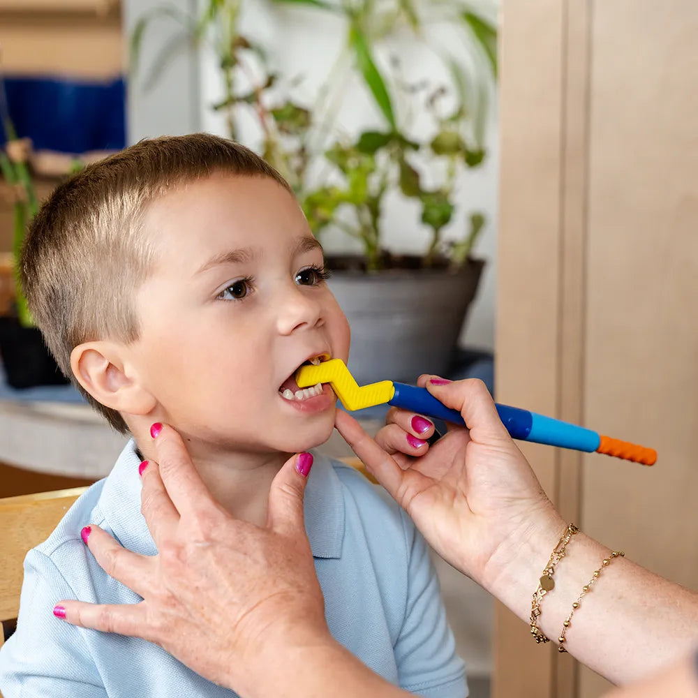 Utilisation de l’embout Zig Zag jaune ARK sur un Z‑Vibe pour stimuler les dents et la mâchoire chez un enfant.