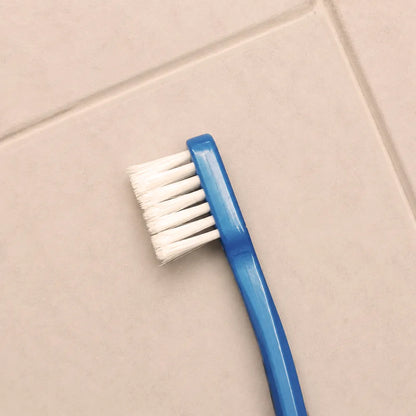 Vue de profil de la tête fine de la brosse à dents OraNurse