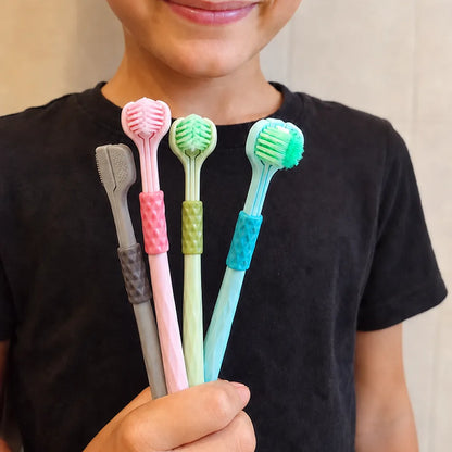 Enfant tenant quatre brosses à dents à trois têtes Oranurse de différents coloris