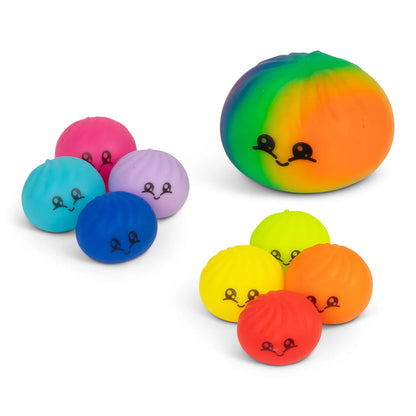 Neuf squishies antistress en forme de raviolis souriants, dont un grand modèle arc-en-ciel