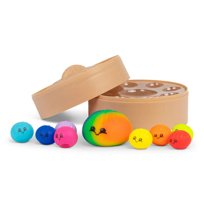 Neuf squishies antistress colorés disposés devant leur panier vapeur ouvert
