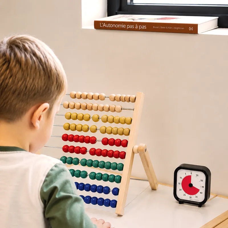 Gestion du temps et autonomie : enfant en activité avec un Time Timer et le livre L&