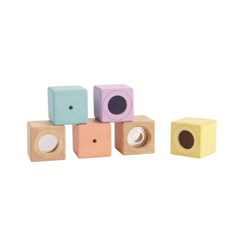 Six blocs sensoriels en bois coloré avec différents effets visuels et sonores