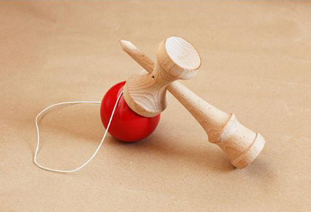 Kendama jeu d'adresse pour travailler la coordination et la concentration