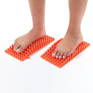 Ces repose-pieds, vendus par lot de 2, grce  leurs longues bosses flexibles, dveloppent la sensation de massage plantaire sur un niveau actif-ractif.