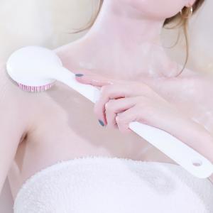 La brosse  manche long prsente deux avantages :  - c'est la brosse idale pour les personnes ayant une motricit rduite - ses picots souples et doux exercent une pression sur la peau activant ainsi les rcepteurs sensoriels