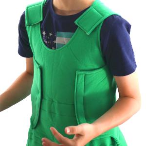 La veste lestée fournit à l'enfant / à la personne des informations proprioceptives lui permettant ainsi de prendre davantage conscience de la position de son corps dans l'espace